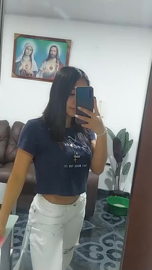 flirt-with-single-men-nearby