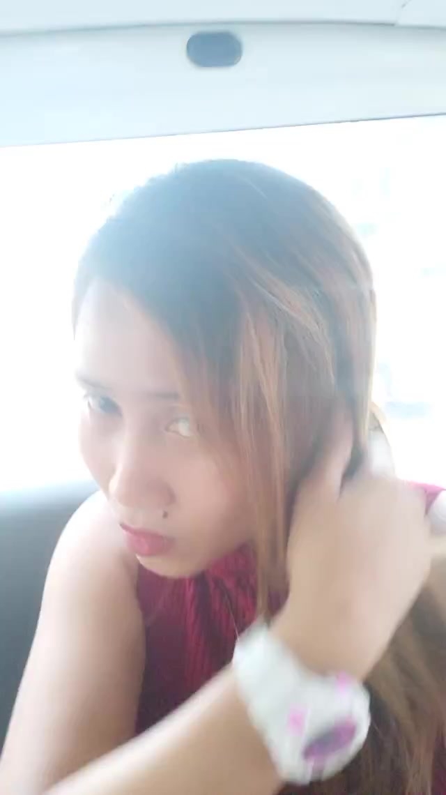 flirt-with-single-men-nearby