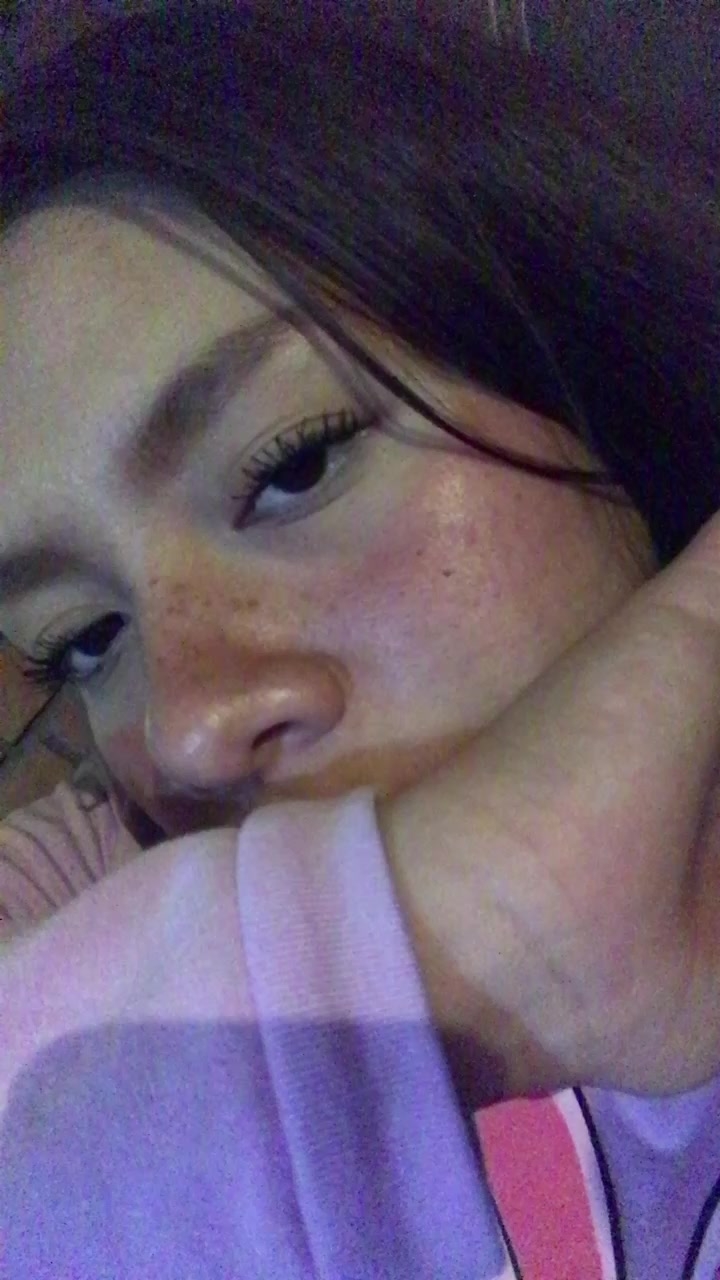 flirt-with-single-men-nearby