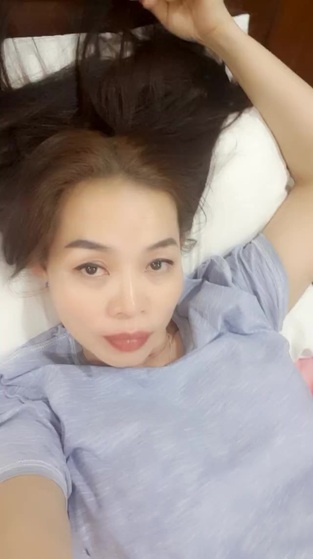 flirt-with-single-men-nearby