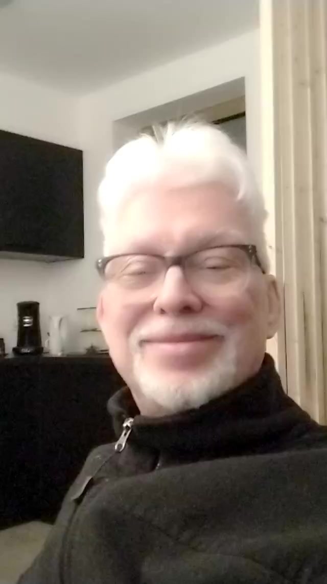 flirt-with-single-men-nearby