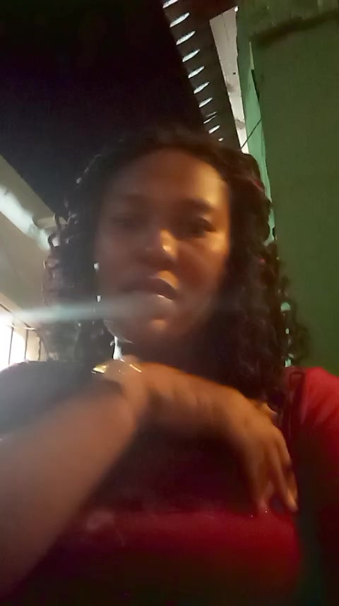 flirt-with-single-men-nearby