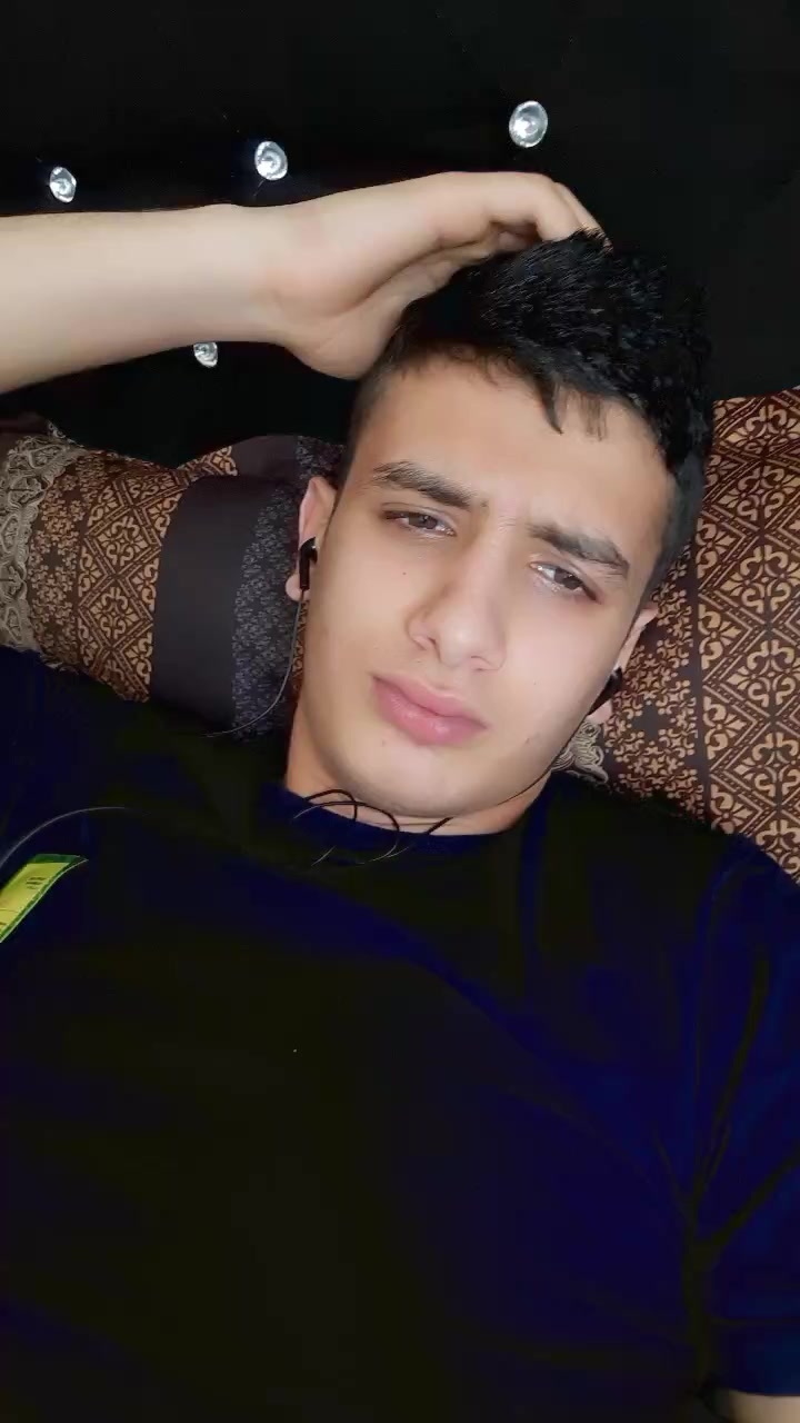 flirt-with-single-men-nearby