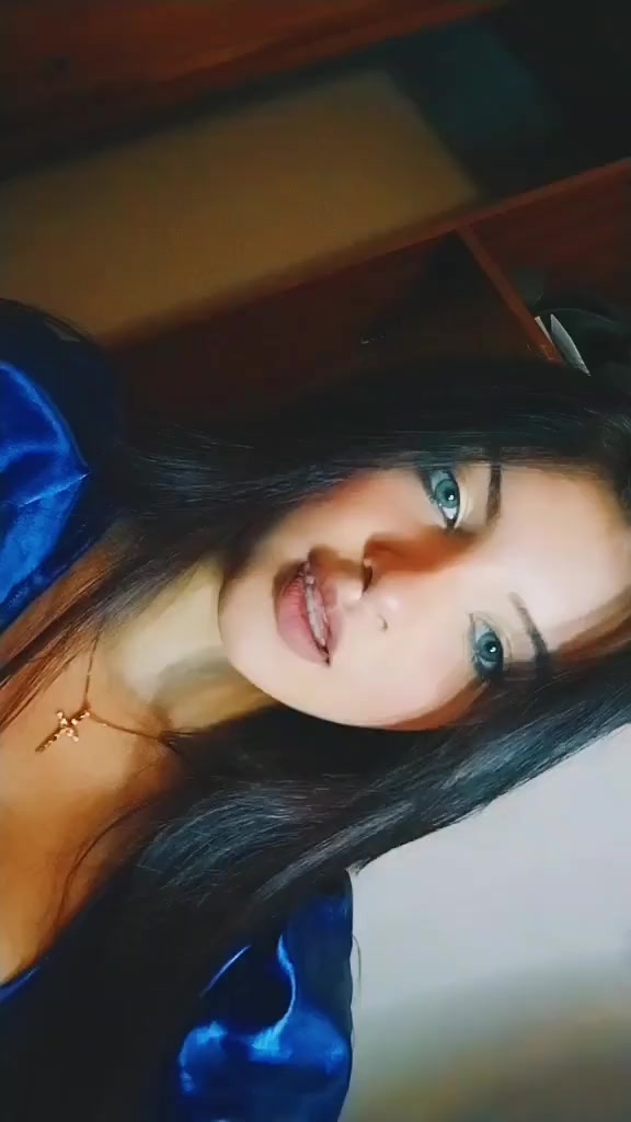 flirt-with-single-men-nearby