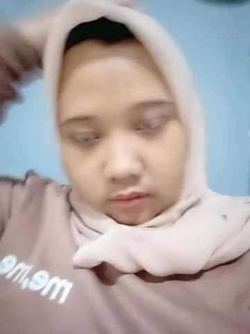 flirt-with-single-men-nearby