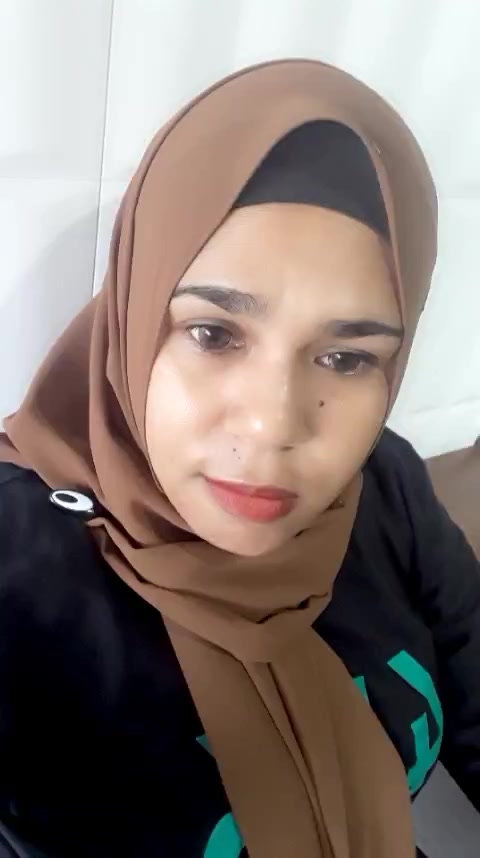 flirt-with-single-men-nearby