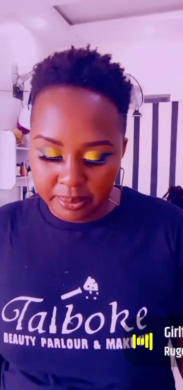 flirt-with-single-men-nearby