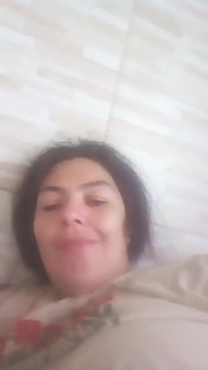 flirt-with-single-men-nearby