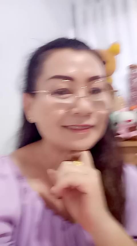 flirt-with-single-men-nearby