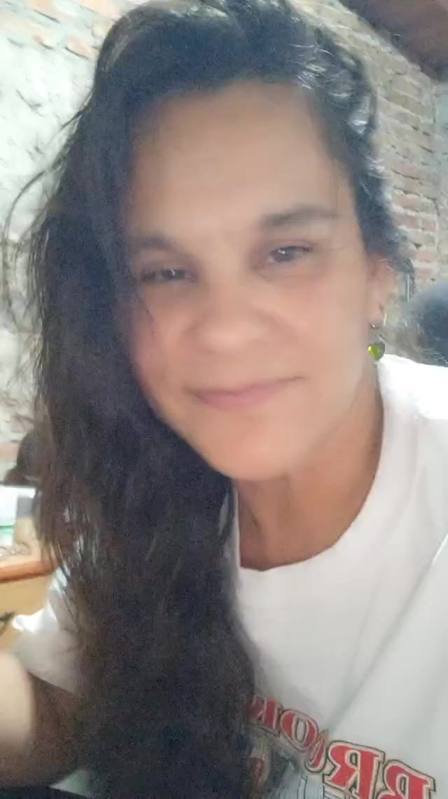 flirt-with-single-men-nearby