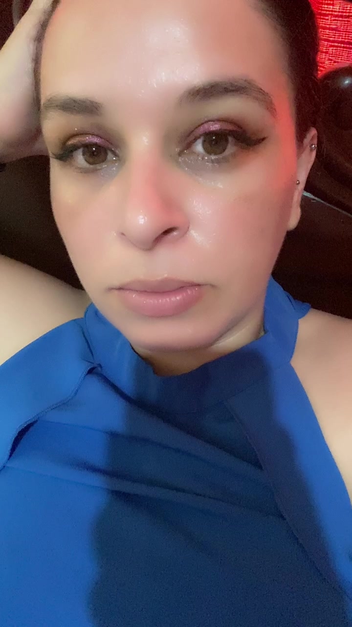 flirt-with-single-men-nearby