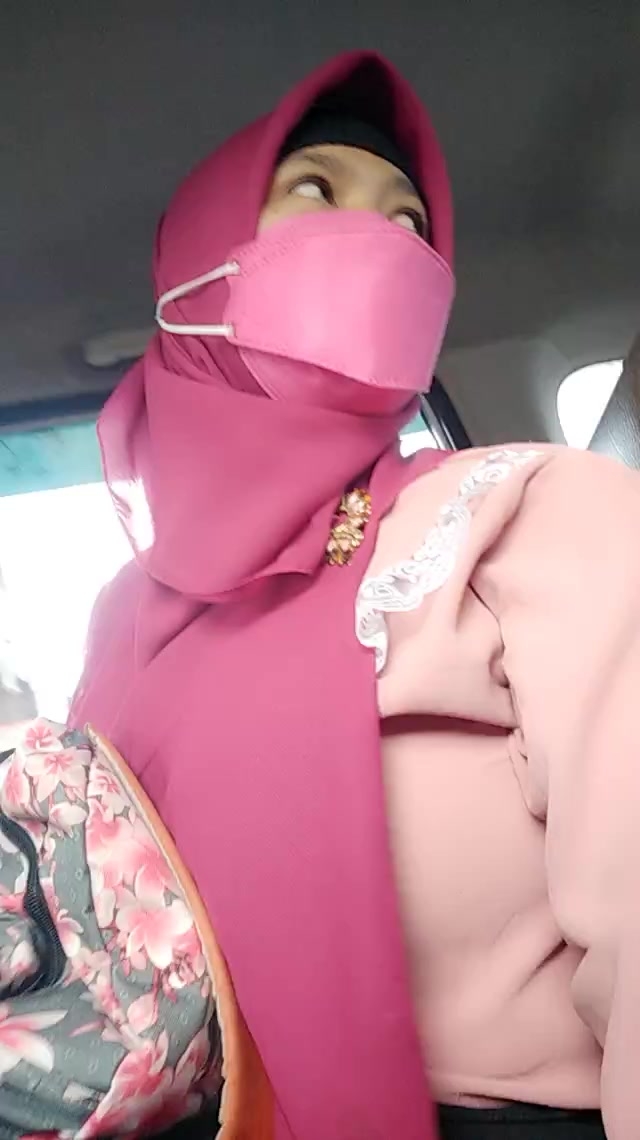 flirt-with-single-men-nearby