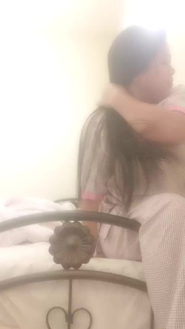 flirt-with-single-men-nearby