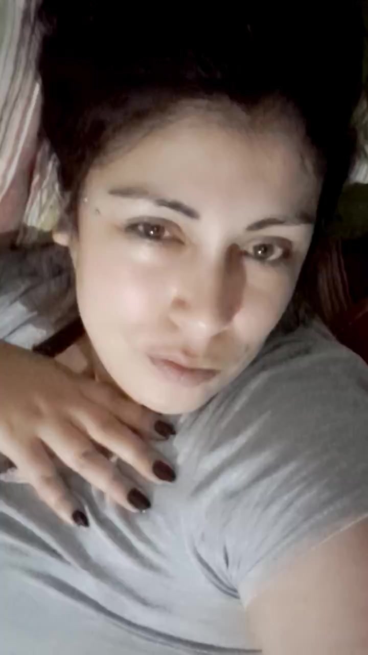 flirt-with-single-men-nearby