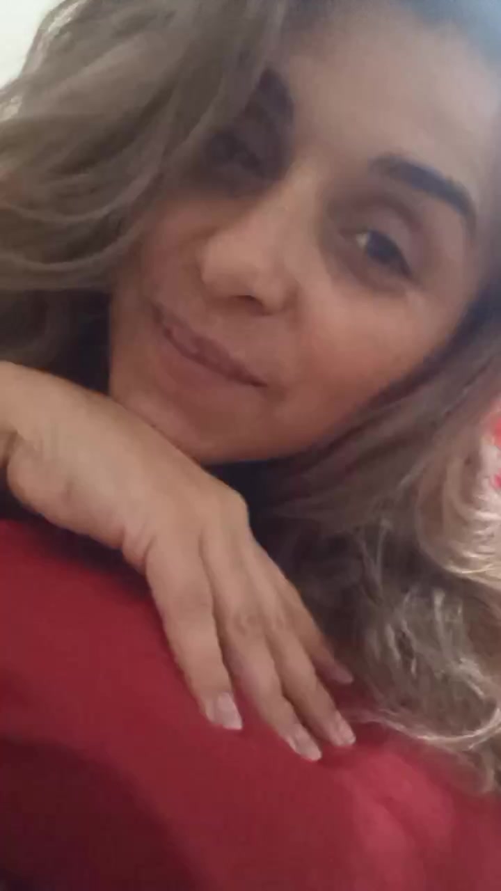 flirt-with-single-men-nearby