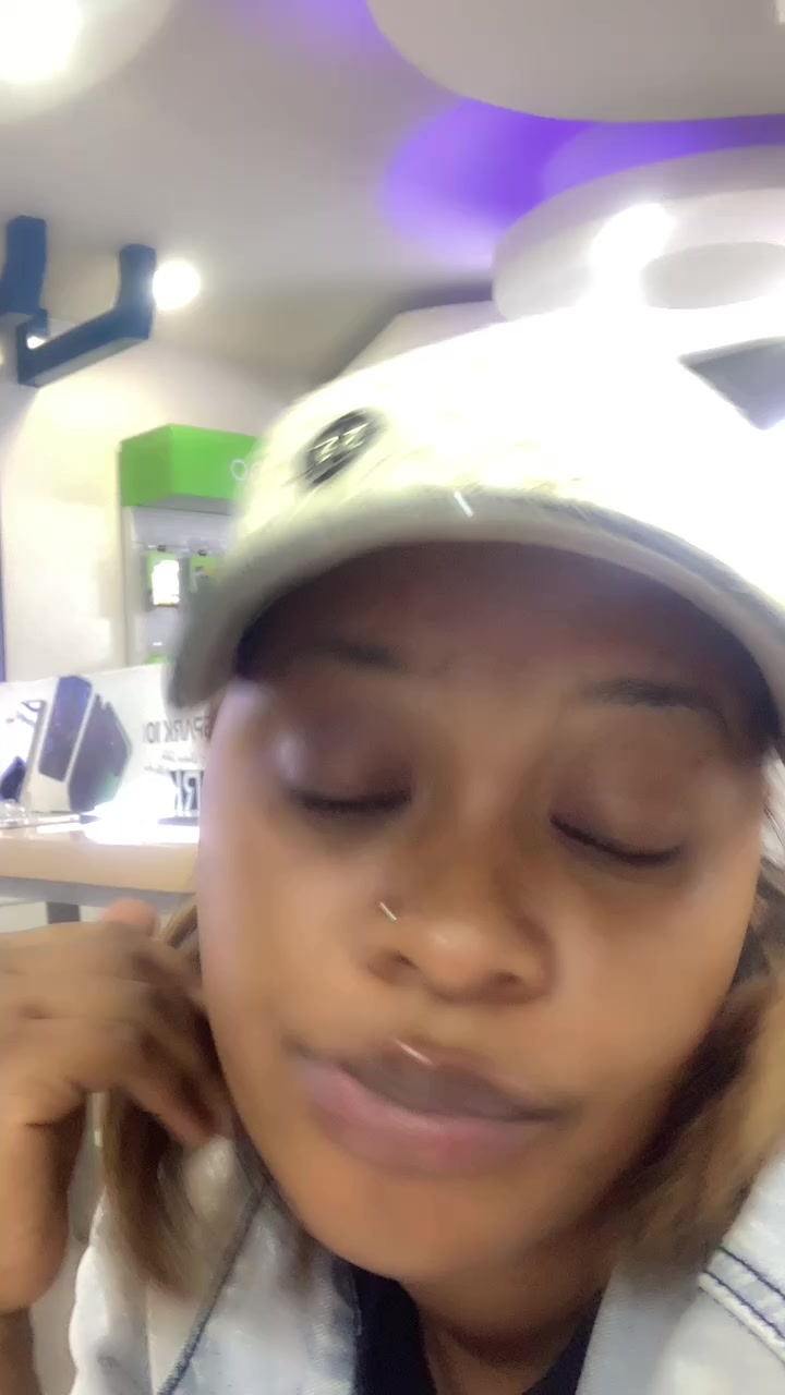 flirt-with-single-men-nearby