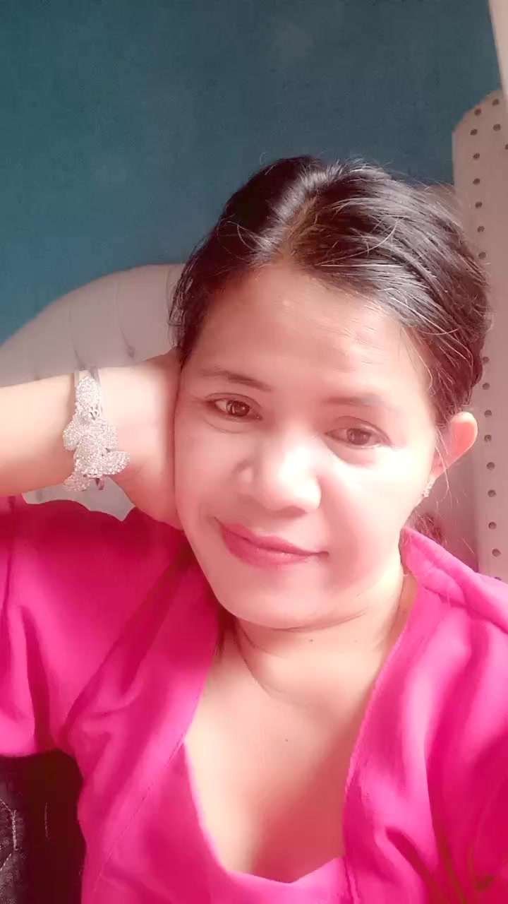 flirt-with-single-men-nearby