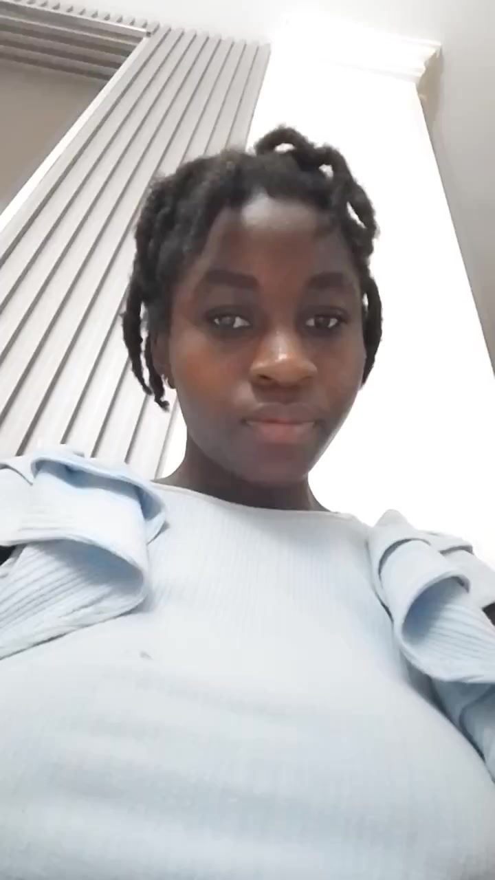 flirt-with-single-men-nearby