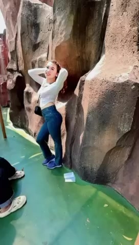 flirt-with-single-men-nearby