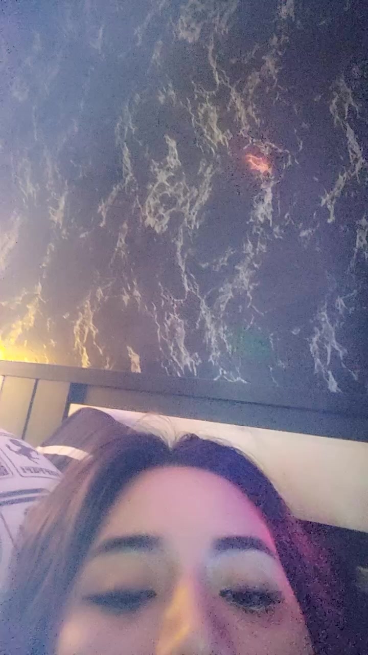 flirt-with-single-men-nearby