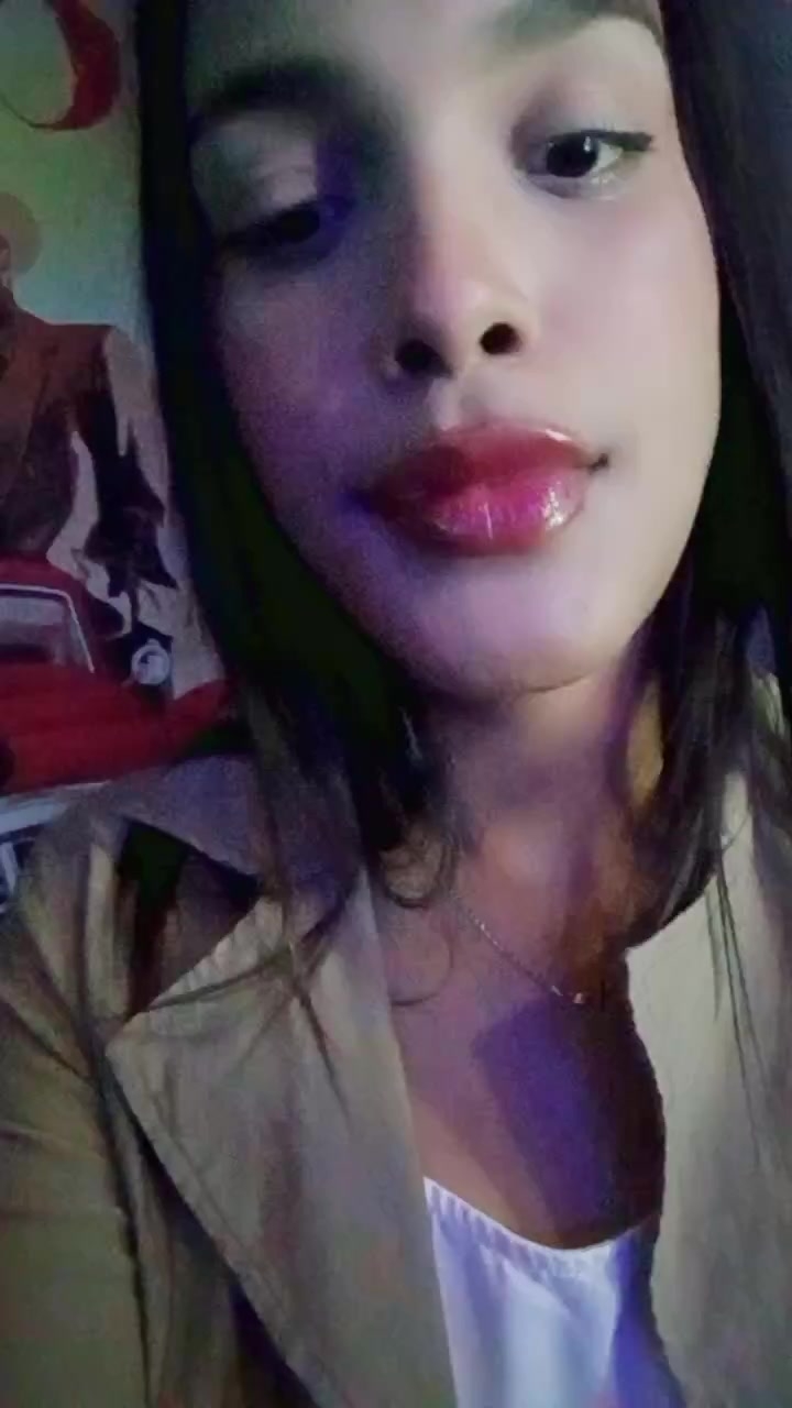 flirt-with-single-men-nearby