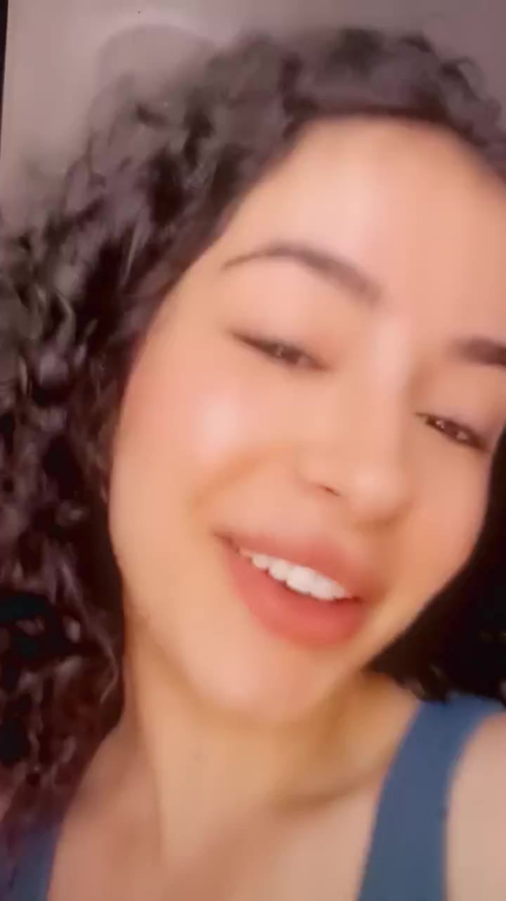 flirt-with-single-men-nearby