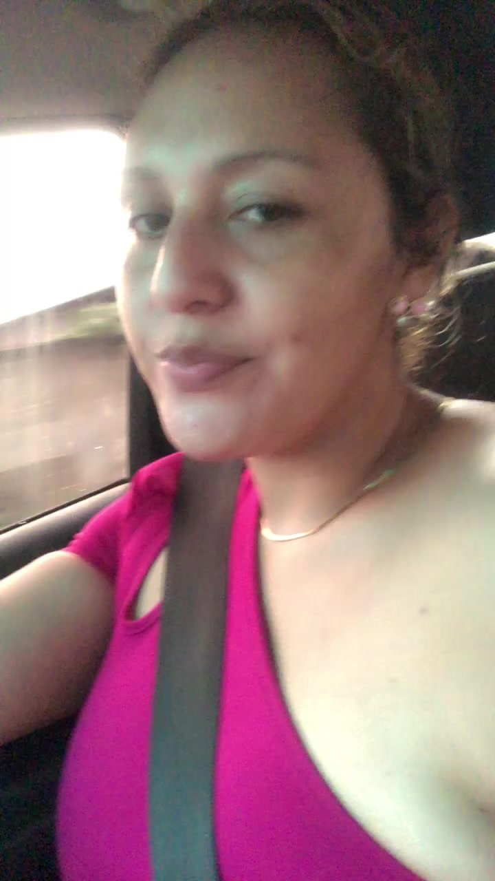 flirt-with-single-men-nearby