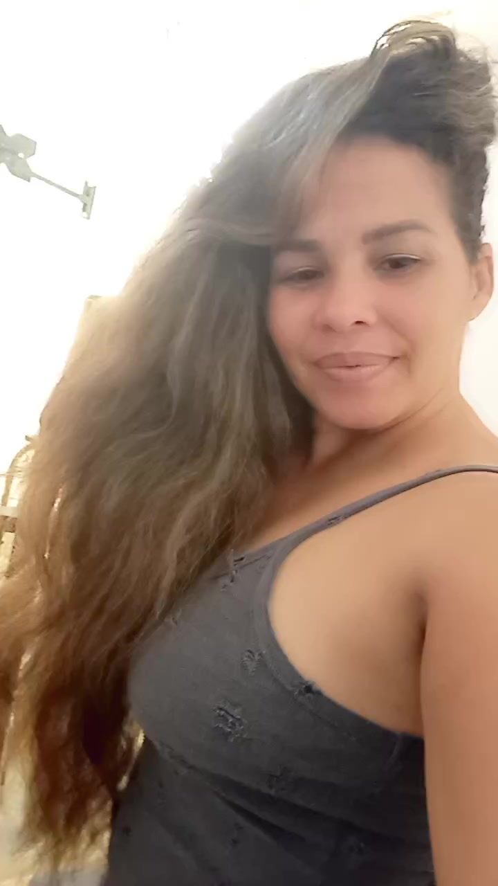 flirt-with-single-men-nearby