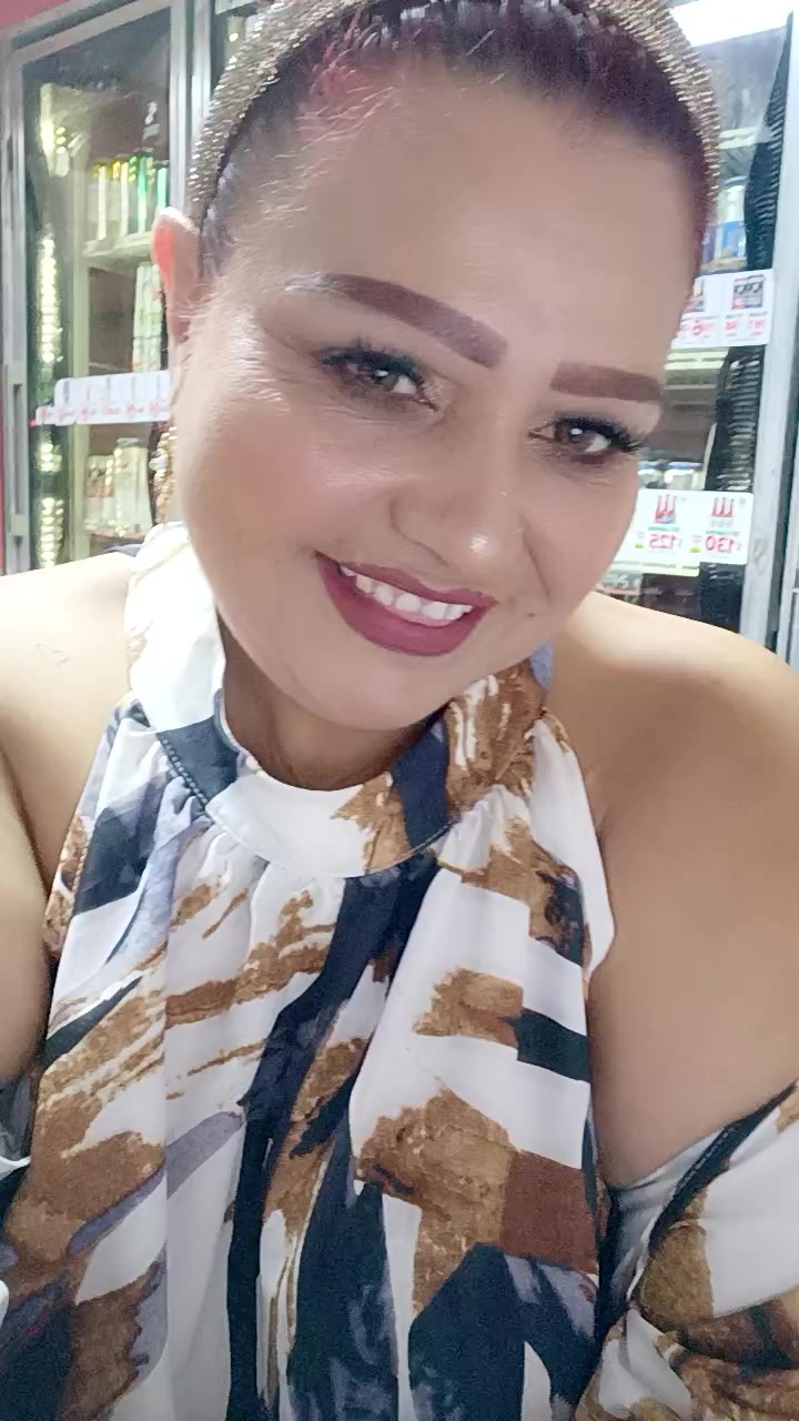 flirt-with-single-men-nearby