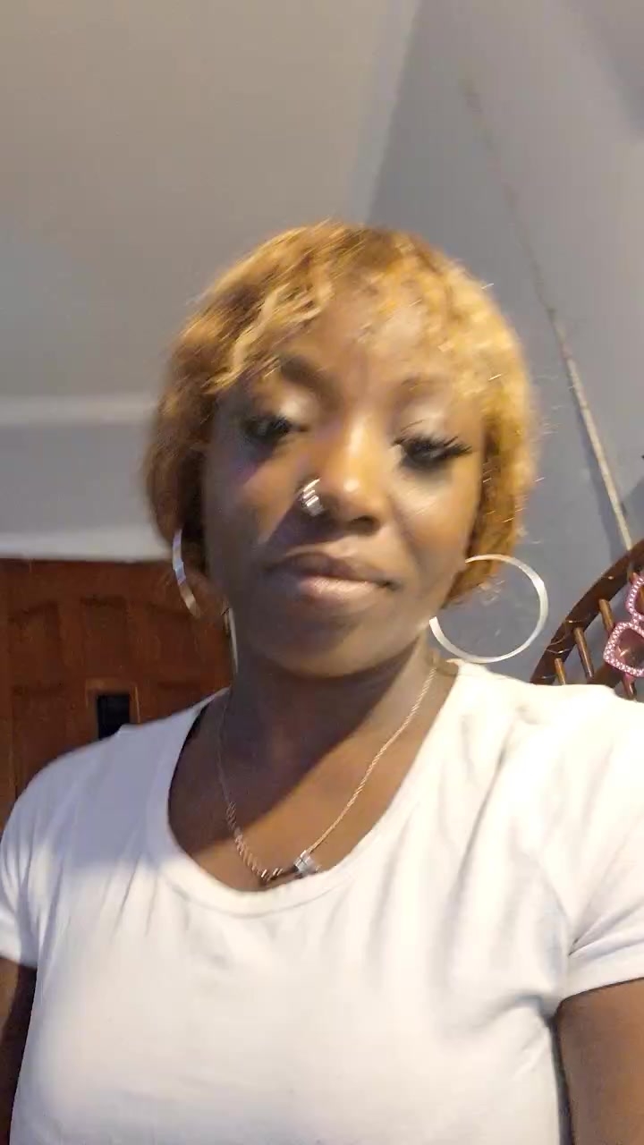 flirt-with-single-men-nearby