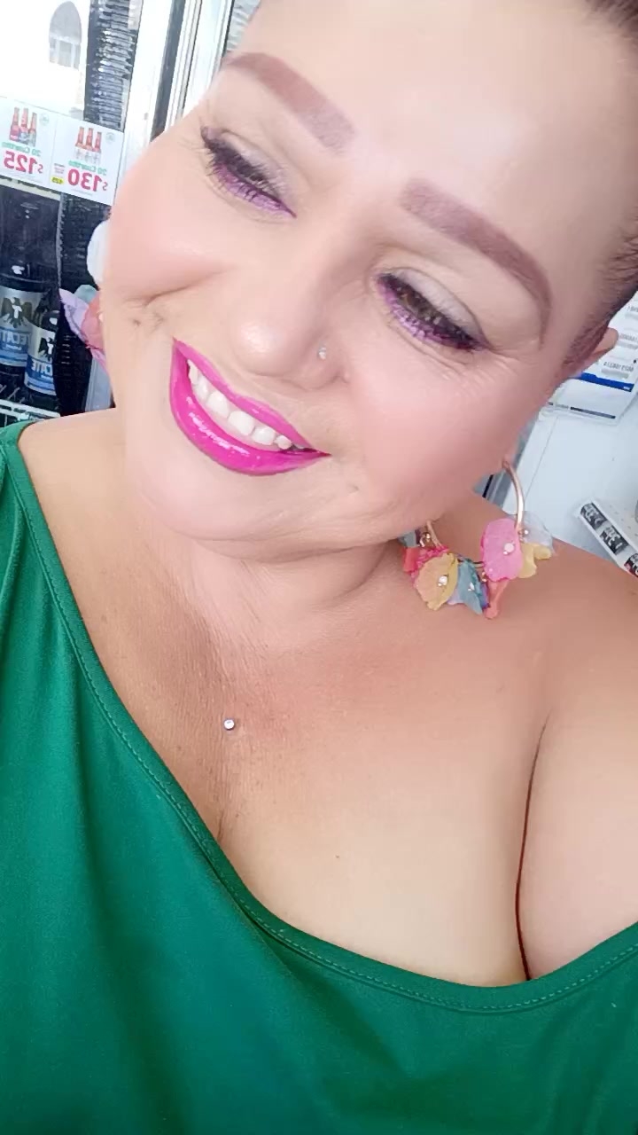 flirt-with-single-men-nearby