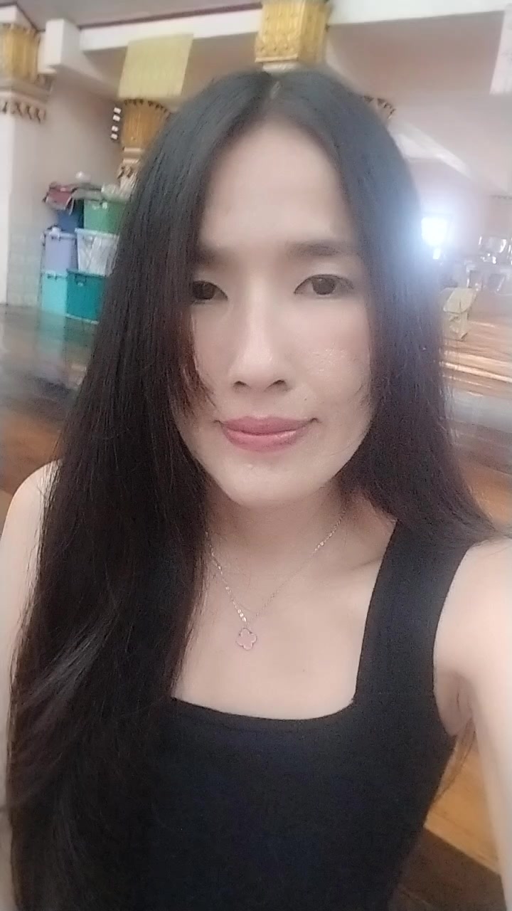 flirt-with-single-men-nearby